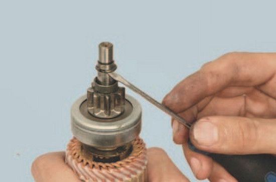 Самостоятельный ремонт стартера на автомобиле Renault Logan