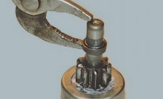 Самостоятельный ремонт стартера на автомобиле Renault Logan