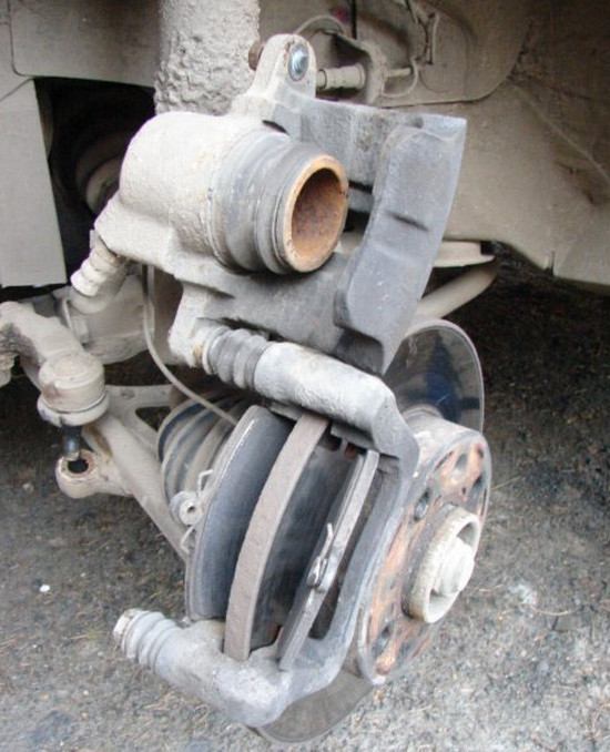 Замена передних тормозных колодок на автомобиле Renault 11 своими руками