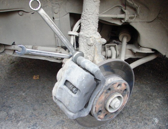 Замена передних тормозных колодок на автомобиле Renault 11 своими руками