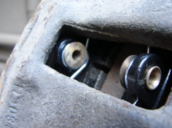 Замена передних тормозных колодок на автомобиле Renault 11 своими руками