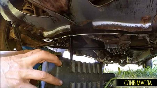 Меняем самостоятельно моторное масло на Шевроле Нива