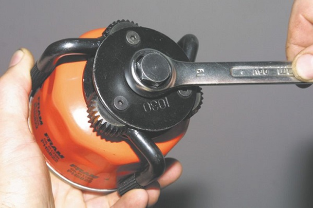 Меняем самостоятельно моторное масло на Шевроле Нива