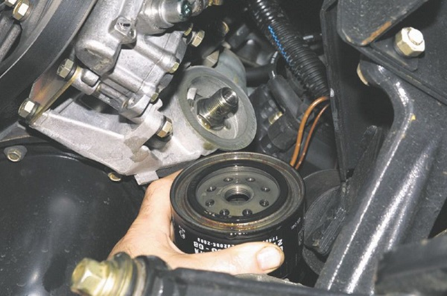 Меняем самостоятельно моторное масло на Шевроле Нива