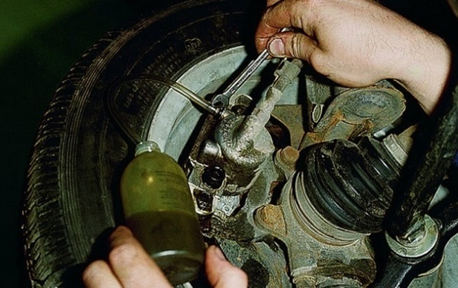 Ремонт тормозов ВАЗ 2109: прокачиваем тормозную систему Ремонт тормозов ВАЗ 2109: прокачиваем тормозную систему