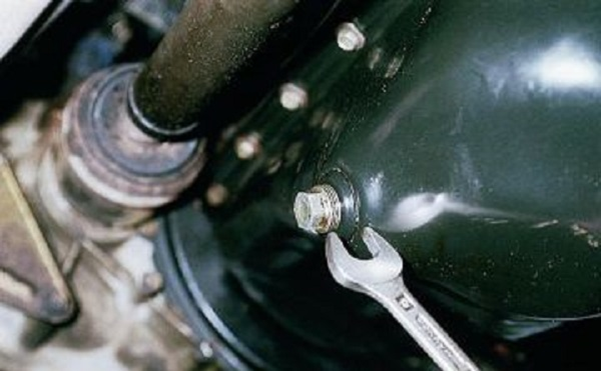 Замена масляного фильтра и масла в двигателе ВАЗ 2112 Замена масляного фильтра и масла в двигателе ВАЗ 2112