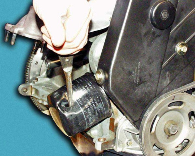 Замена масляного фильтра и масла в двигателе ВАЗ 2112 Замена масляного фильтра и масла в двигателе ВАЗ 2112