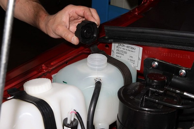 Как самостоятельно поменять охлаждающую жидкость на Нива Шевроле Как самостоятельно поменять охлаждающую жидкость на Нива Шевроле