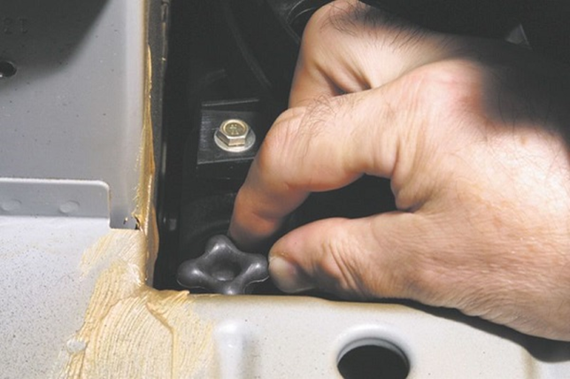 Как самостоятельно поменять охлаждающую жидкость на Нива Шевроле Как самостоятельно поменять охлаждающую жидкость на Нива Шевроле