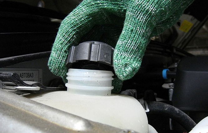 Как самостоятельно поменять охлаждающую жидкость на Нива Шевроле Как самостоятельно поменять охлаждающую жидкость на Нива Шевроле