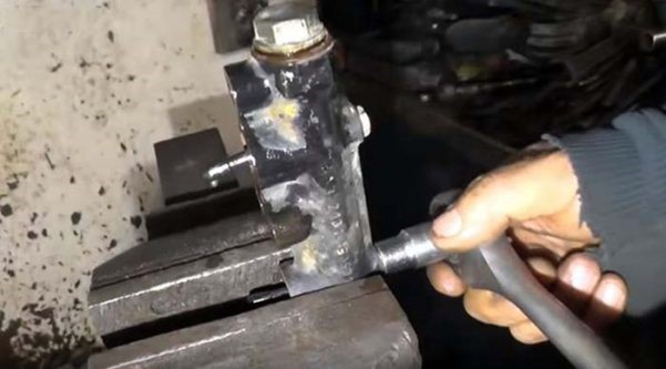 Ремонтируем своими руками главный тормозной цилиндр ВАЗ 2107 Ремонтируем своими руками главный тормозной цилиндр ВАЗ 2107