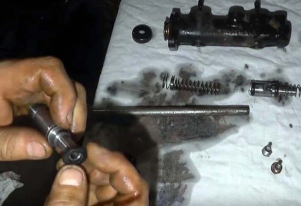 Ремонтируем своими руками главный тормозной цилиндр ВАЗ 2107 Ремонтируем своими руками главный тормозной цилиндр ВАЗ 2107