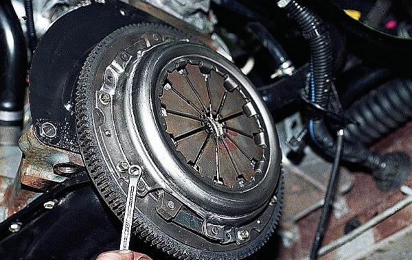 Как самостоятельно отремонтировать сцепление на Лада Калина