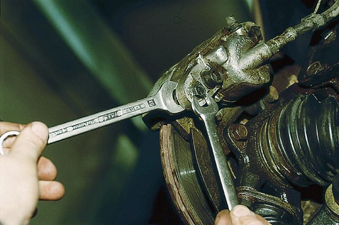 Замена тормозных колодок Лада Ларгус