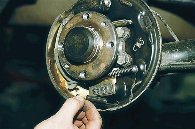 Замена тормозных колодок Лада Ларгус