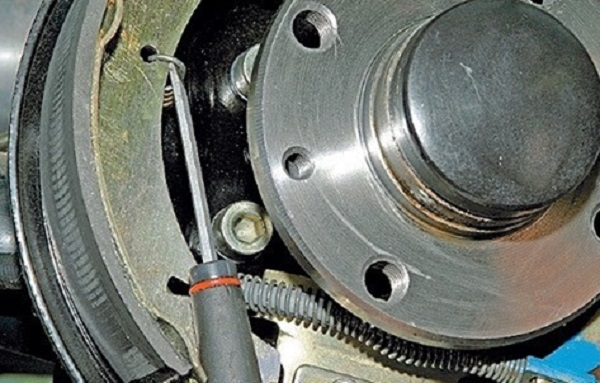 Замена тормозных колодок Лада Ларгус