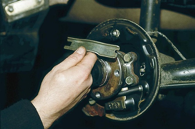 Замена тормозных колодок Лада Ларгус