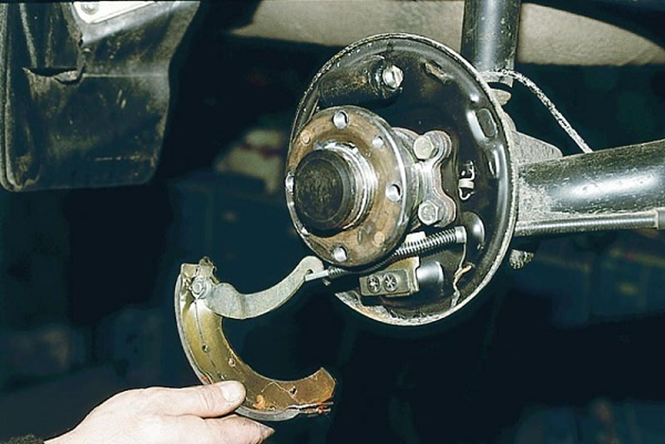 Замена тормозных колодок Лада Ларгус