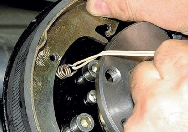 Замена тормозных колодок Лада Ларгус