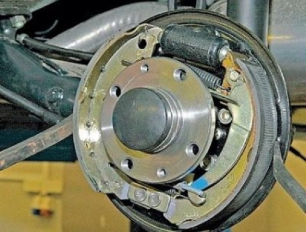 Замена тормозных колодок Лада Ларгус