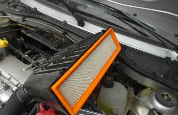 Как заменить воздушный фильтр на Лада Ларгус в домашних условиях