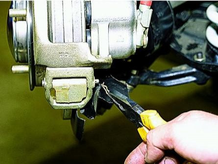 Как самостоятельно заменить тормозные колодки на ВАЗ 21213