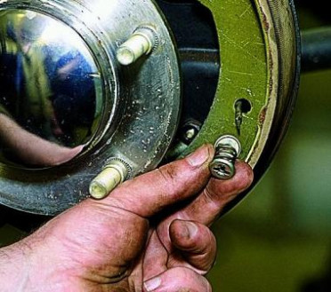 Как самостоятельно заменить тормозные колодки на ВАЗ 21213