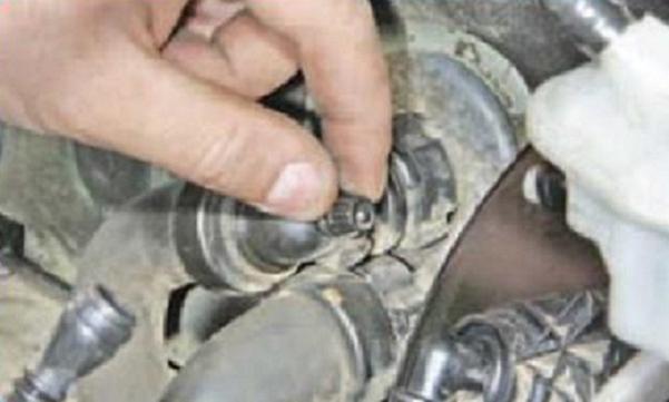 Как заменить антифриз на Пежо 308 в условиях гаража