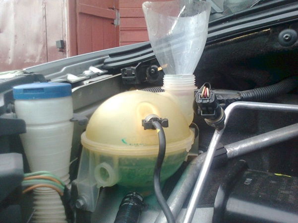 Как заменить антифриз на Пежо 308 в условиях гаража