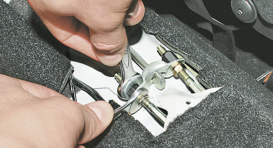 Самостоятельная замена тросика ручного тормоза на автомобиле Chery Amulet