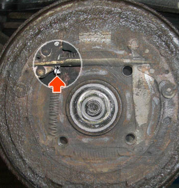 Ремонт привода и настройка ручного тормоза Audi 80