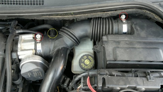 Самостоятельная очистка дроссельного узла на автомобиле Renault Megane