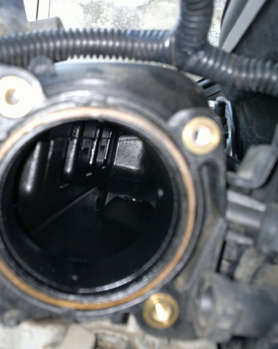 Самостоятельная очистка дроссельного узла на автомобиле Renault Megane