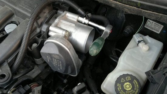 Самостоятельная очистка дроссельного узла на автомобиле Renault Megane