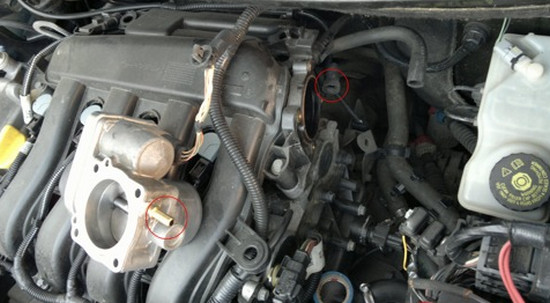 Самостоятельная очистка дроссельного узла на автомобиле Renault Megane