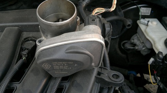 Самостоятельная очистка дроссельного узла на автомобиле Renault Megane