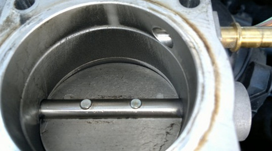 Самостоятельная очистка дроссельного узла на автомобиле Renault Megane