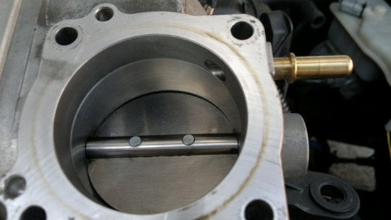 Самостоятельная очистка дроссельного узла на автомобиле Renault Megane