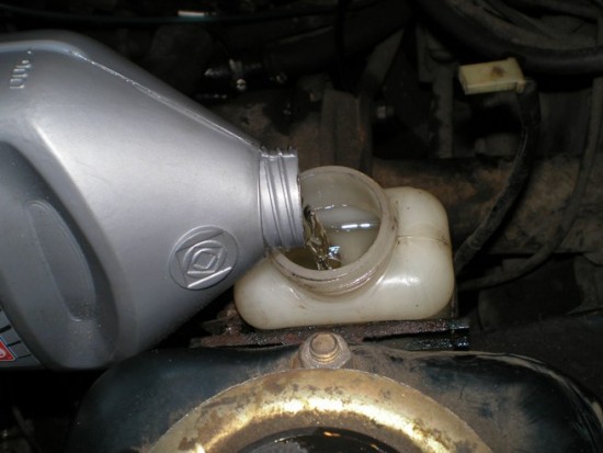 Каким образом и в какое время необходимо позаботиться о замене тормозной жидкости Каким образом и в какое время необходимо позаботиться о замене тормозной жидкости