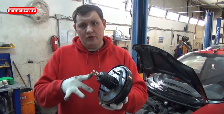 Почему двигатель глохнет при торможении?