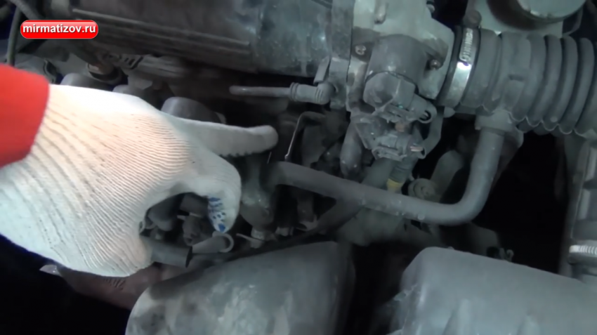 Почему двигатель глохнет при торможении?