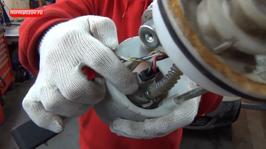 Почему двигатель глохнет при торможении?