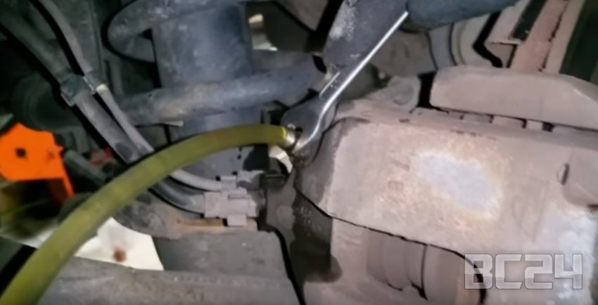 Как поменять тормозную жидкость своими руками с фото и видео