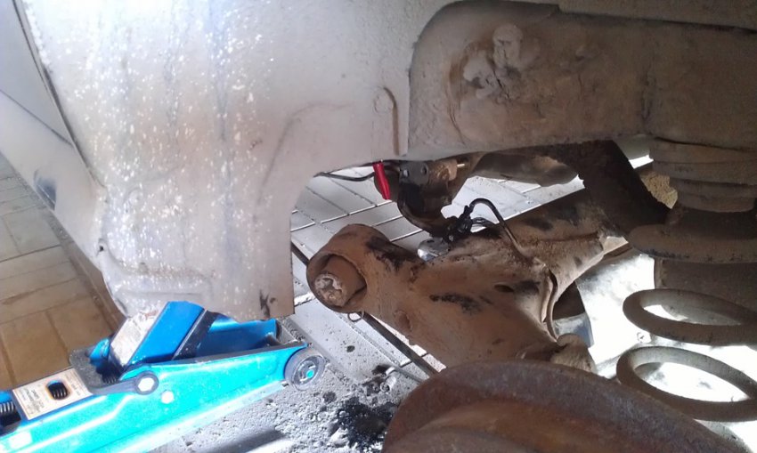 Как заменить сайлентблок задней балки на авто Skoda Octavia Tour