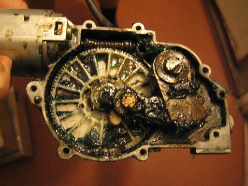 Ремонт заднего дворника на автомобиле Volkswagen Golf 3